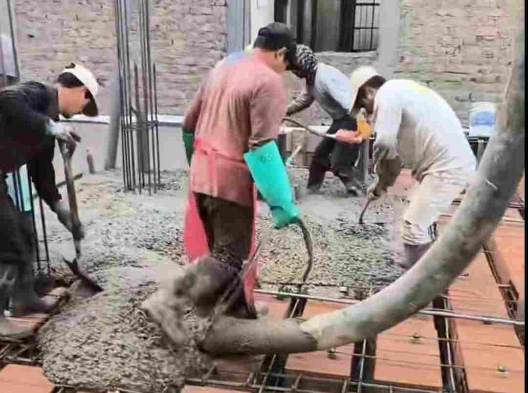 En una obra de Gustavo A. Madero, el concreto premezclado se vacía con puntualidad y calidad asegurada para la estructura.